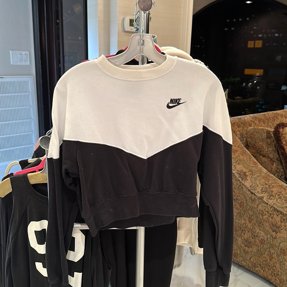 NIKE black and white cropped sweatshirt